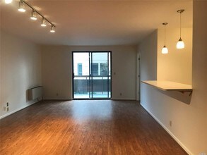 141 Great Neck Rd-Unit -2H in Great Neck, NY - Building Photo - Building Photo