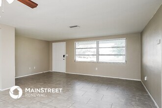 11612 Crystal Lake Dr in Port Richey, FL - Building Photo - Building Photo