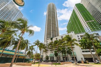 1750 N Bayshore Dr, Unit # 2204 in Miami, FL - Foto de edificio - Building Photo