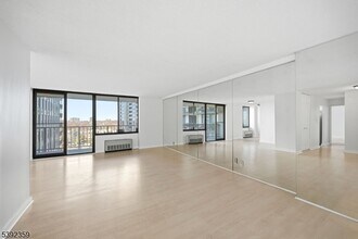 300 Winston Dr in Cliffside Park, NJ - Building Photo - Building Photo