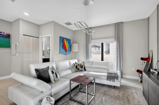 4740 NW 84th Ave in Doral, FL - Foto de edificio - Building Photo