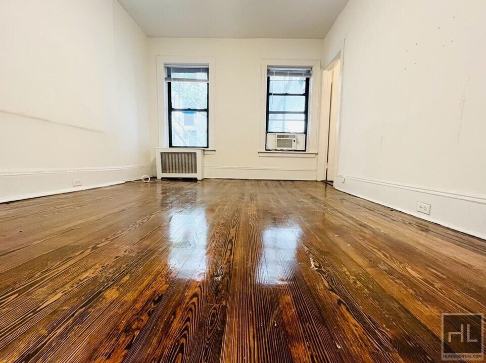 159 E 55th St in New York, NY - Building Photo