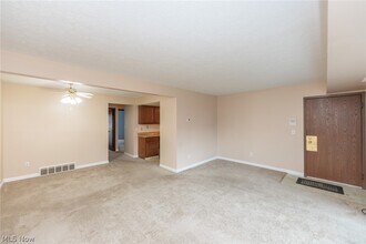 3265 Mayfield Rd in Cleveland Heights, OH - Building Photo - Building Photo