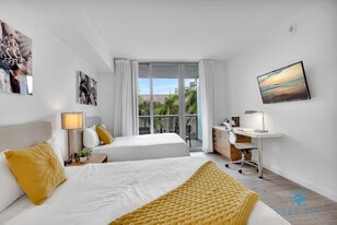 2602 E Hallandale Beach Blvd in Hallandale Beach, FL - Building Photo