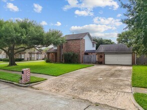 1016 Glenshannon Ave in Friendswood, TX - Building Photo - Building Photo