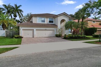 16405 Diamond Head Dr in Weston, FL - Building Photo - Building Photo