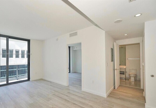55 SW 9th St, Unit 2507 in Miami, FL - Building Photo - Building Photo