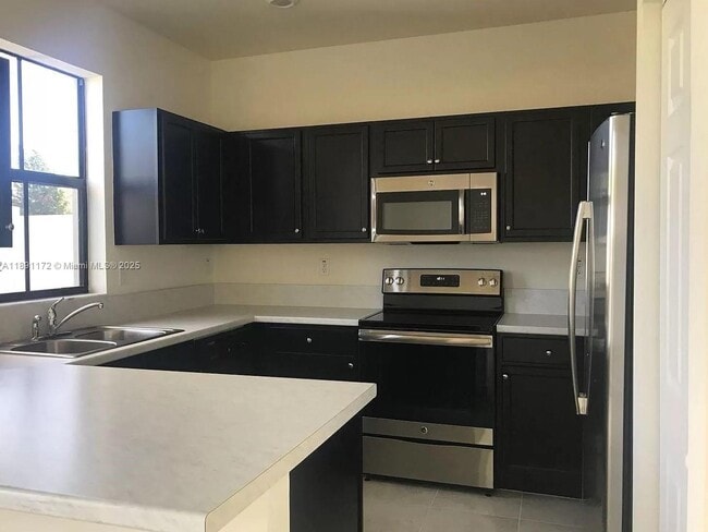 10401 W 32nd Ln in Hialeah, FL - Building Photo - Building Photo