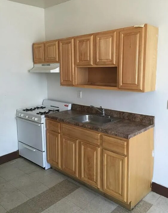 951 Clinton Ave in Irvington, NJ - Building Photo