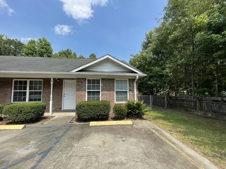 986 Live Oak Dr in Hinesville, GA - Building Photo