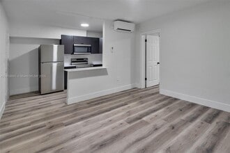 4037 SW 65th Ave in Miami, FL - Building Photo - Building Photo
