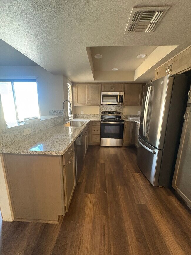 5095 W Kadota Ave in Fresno, CA - Foto de edificio - Building Photo