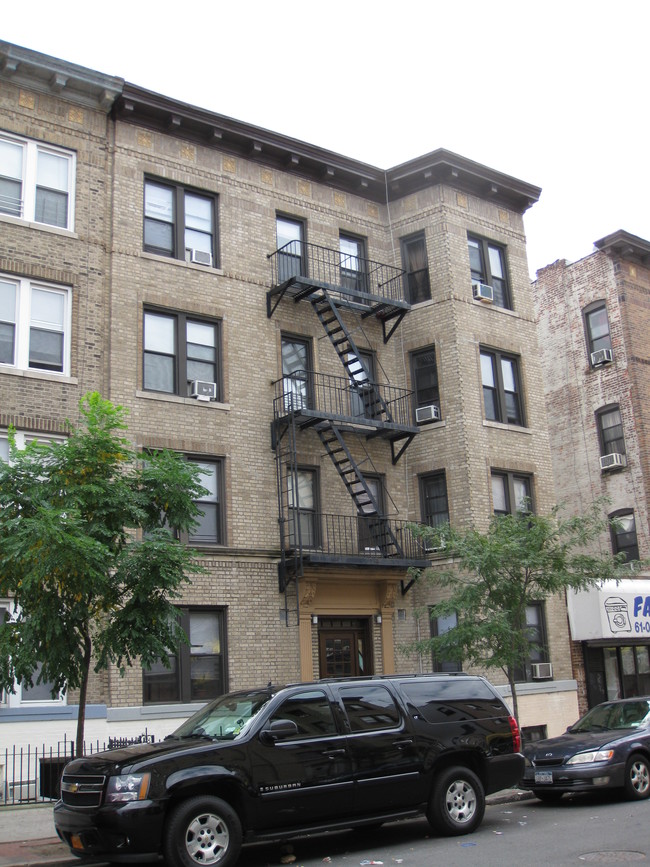 61-12 Madison St in Ridgewood, NY - Foto de edificio - Building Photo