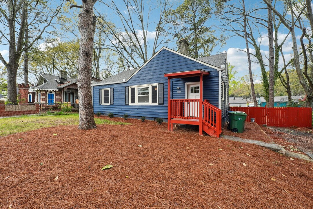 1435 Lanvale Dr SW in Atlanta, GA - Foto de edificio