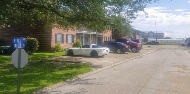 Audubon Point Townhouse Apartments in Thibodaux, LA - Building Photo - Building Photo