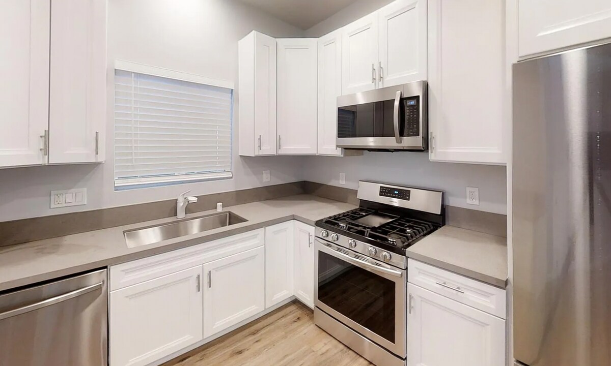 5118-5120 E Falls View Dr in San Diego, CA - Building Photo
