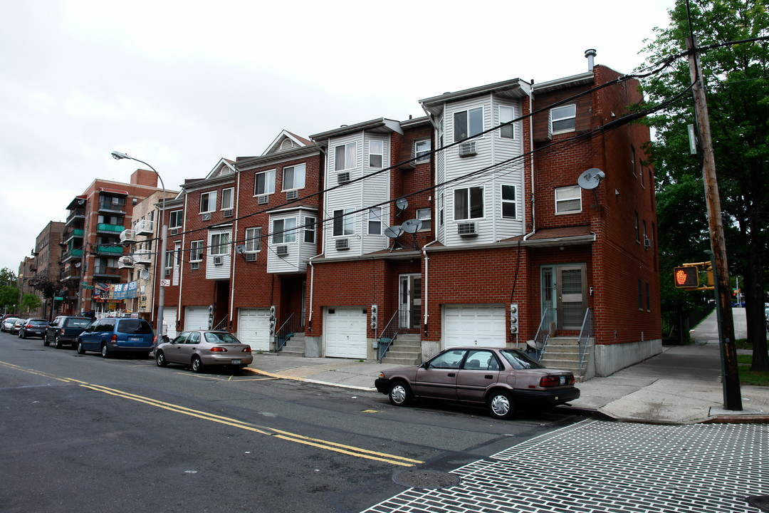 3461-3469 Leavitt St in Flushing, NY - Building Photo