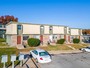 Green Village Townhomes in Kansas City, MO - Foto de edificio - Building Photo