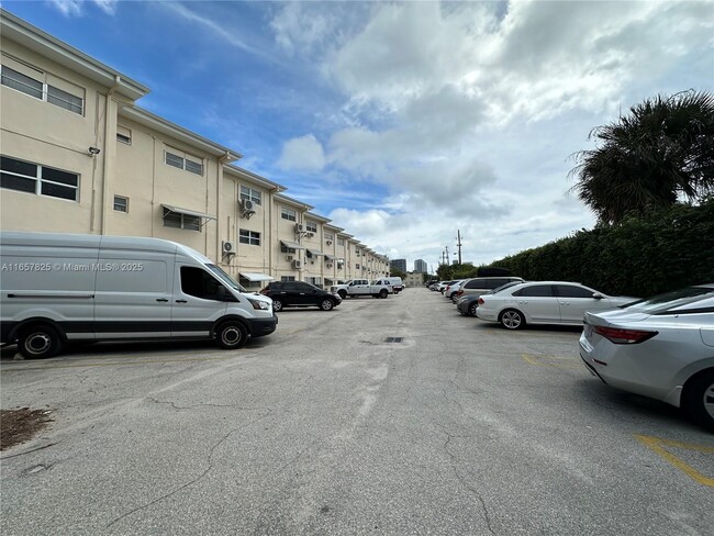 141 NE 10th Ave in Hallandale Beach, FL - Building Photo - Building Photo