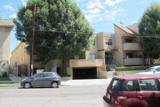 Clark Apartments in Tarzana, CA - Building Photo - Building Photo