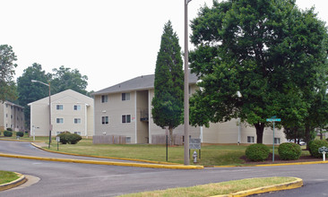 Colonial Ridge in Colonial Heights, VA - Building Photo - Building Photo