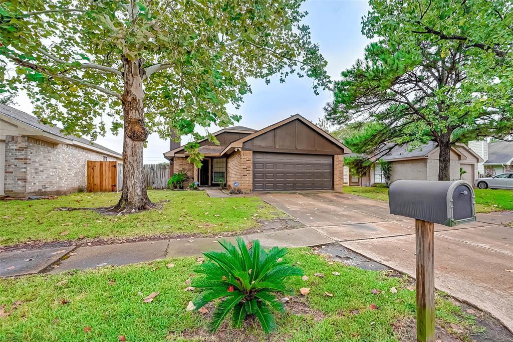 17435 Glenmorris Dr in Houston, TX - Building Photo