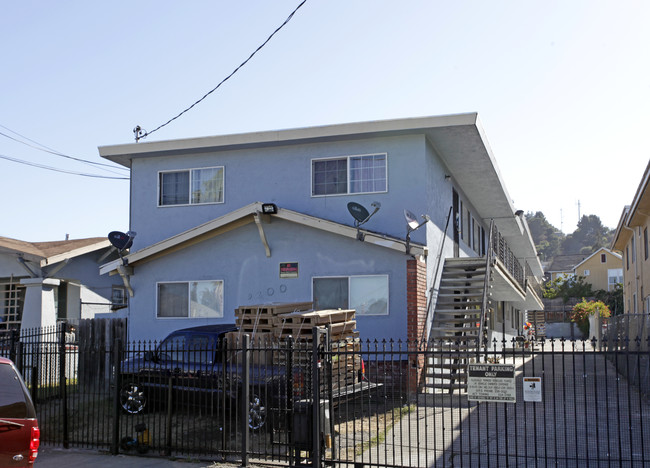 9200 Hillside St in Oakland, CA - Foto de edificio - Building Photo