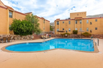 The Hills At North Mesa in El Paso, TX - Foto de edificio - Building Photo