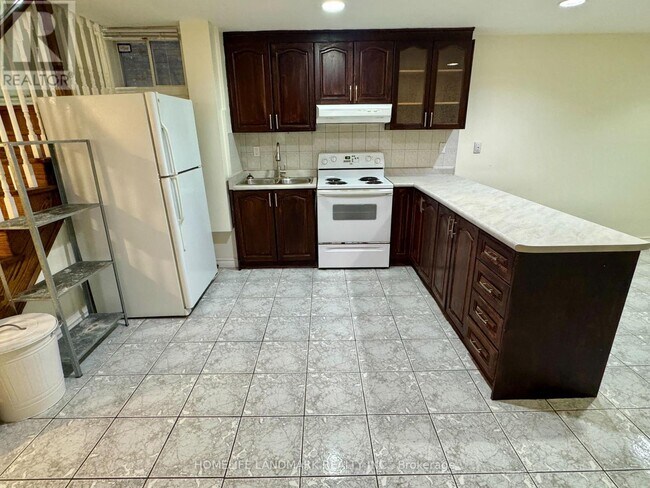 14 Garnet Ave in Toronto, ON - Building Photo - Building Photo