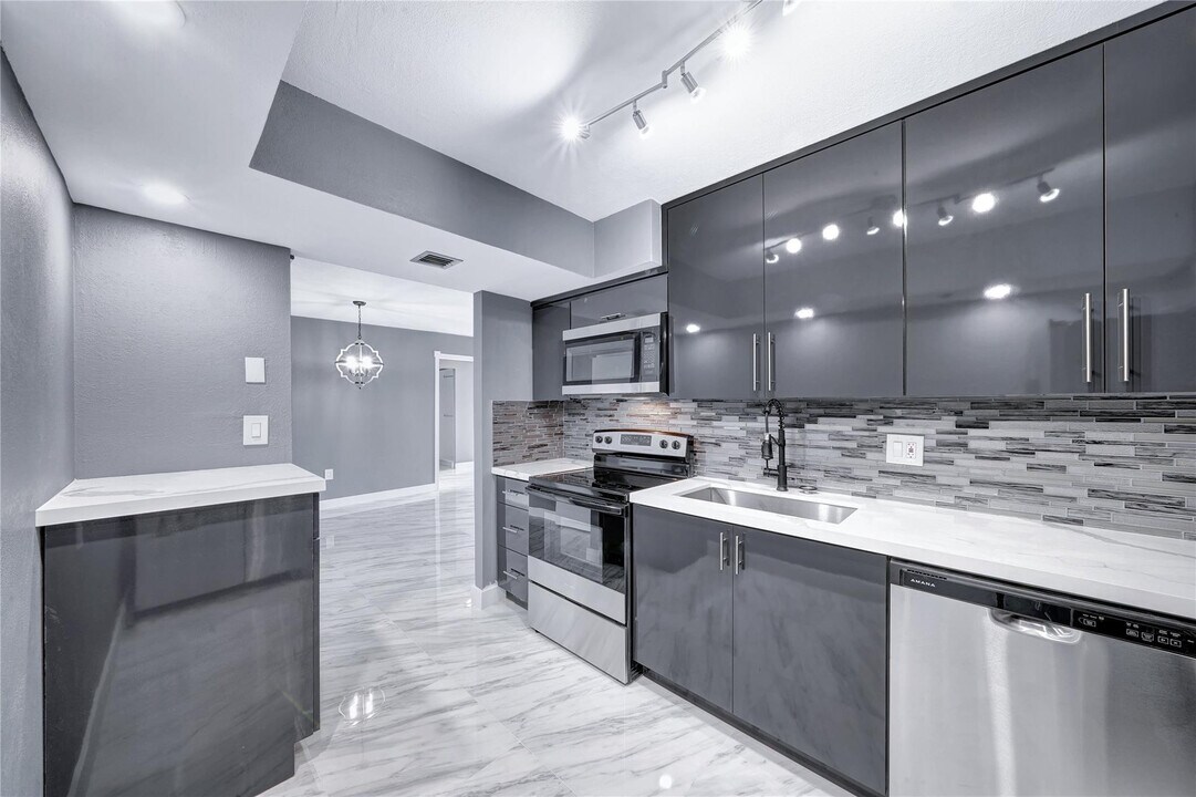 1100 St Charles Pl in Pembroke Pines, FL - Building Photo