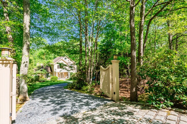 189 Northside Dr in Sag Harbor, NY - Building Photo - Building Photo