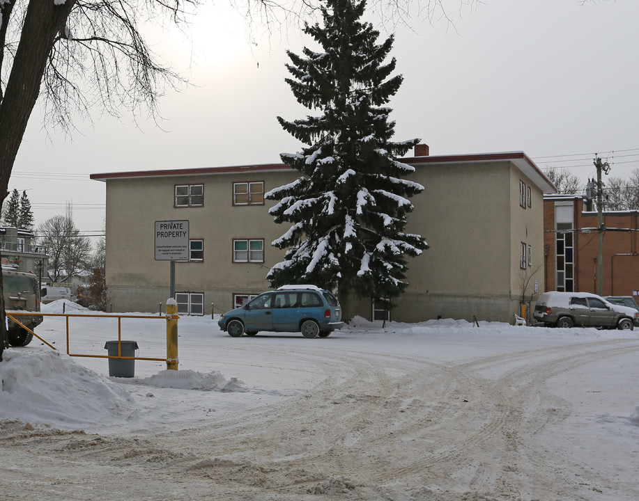 Queen Anne Apartments in Edmonton, AB - Building Photo