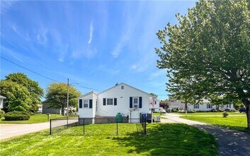 40 Draper Ave in Middletown, RI - Building Photo - Building Photo