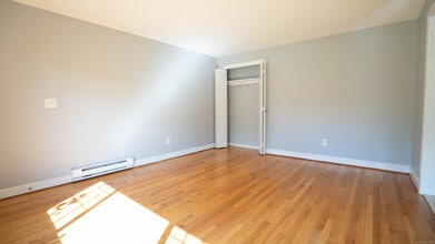 24 Coburn Cir in Newington, CT - Building Photo - Building Photo