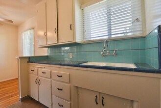 10834 Bloomfield St in Los Angeles, CA - Building Photo - Building Photo