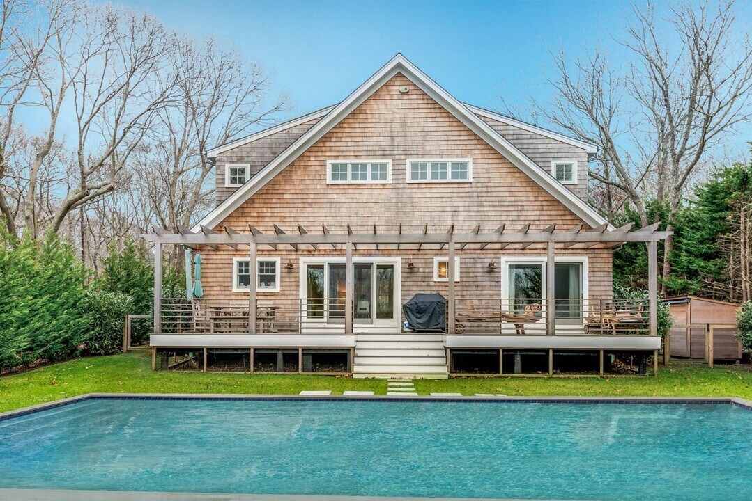 21 Richards Dr in Sag Harbor, NY - Building Photo