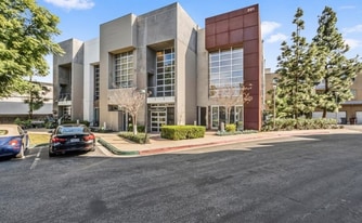 207 E City Pl Dr in Santa Ana, CA - Building Photo