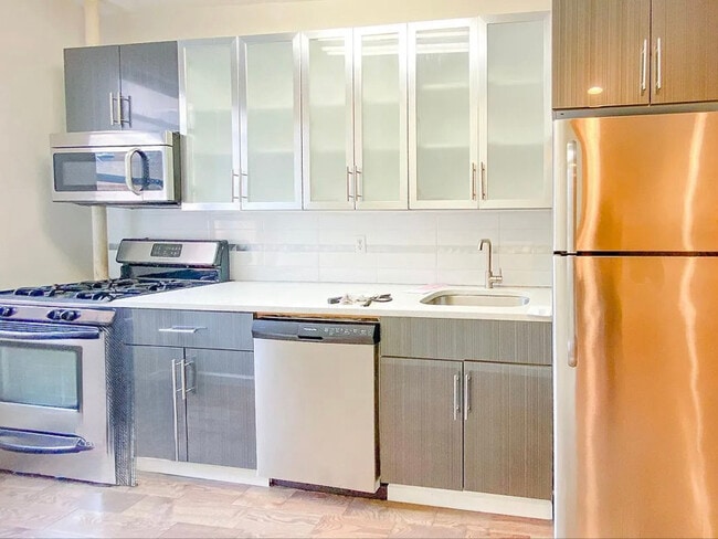 240 Crown St, Unit 2T in Brooklyn, NY - Building Photo - Building Photo