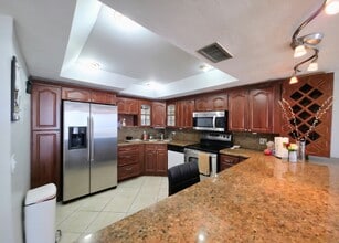 13499 Biscayne Blvd, Unit 1210 in North Miami, FL - Foto de edificio - Building Photo