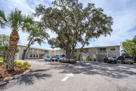 River Garden Apartments in Titusville, FL - Foto de edificio - Building Photo