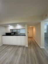 1715 Whitehall Dr, Unit 201 in Davie, FL - Foto de edificio - Building Photo