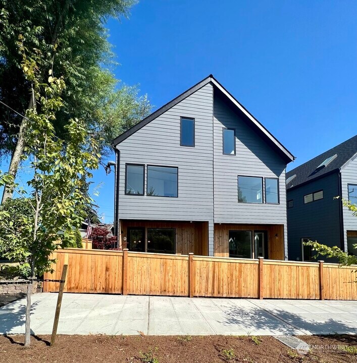 918 N 100th St in Seattle, WA - Foto de edificio
