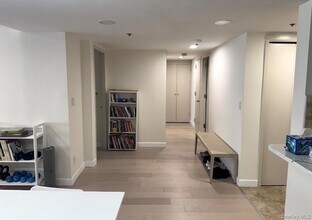 88 Cutter Mill Rd, Unit 418 in Great Neck, NY - Building Photo - Building Photo