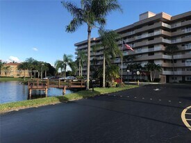 250 Jacaranda Dr in Plantation, FL - Building Photo