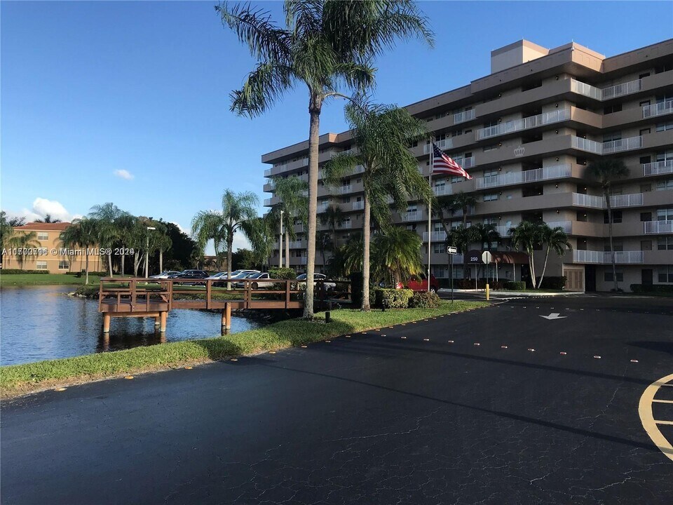 250 Jacaranda Dr in Plantation, FL - Foto de edificio