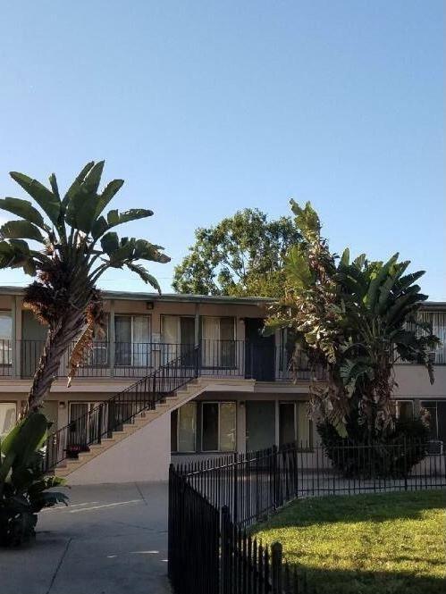 Woodman Apartments in Van Nuys, CA - Foto de edificio - Building Photo