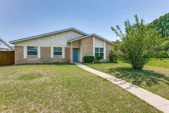 2714 Churchill Way in Garland, TX - Foto de edificio - Building Photo
