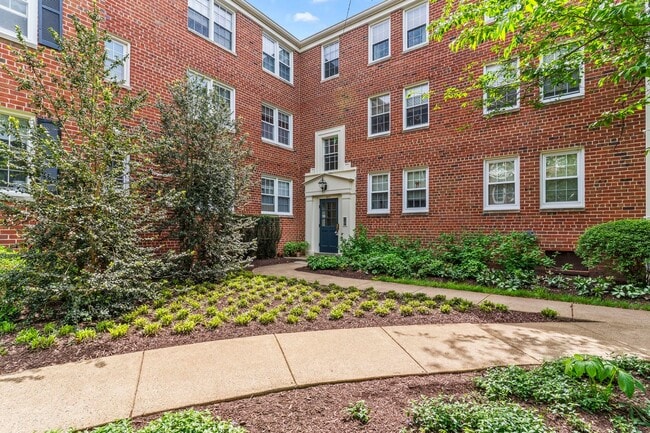 6611 E Wakefield Dr in Alexandria, VA - Foto de edificio - Building Photo