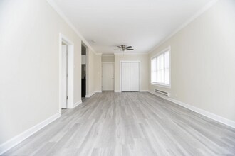 655 W Roscoe St, Unit 2 in Chicago, IL - Foto de edificio - Building Photo