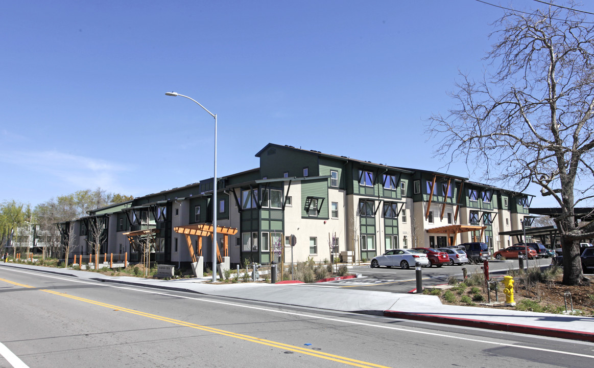 Warner Creek Senior Housing in Novato, CA - Foto de edificio